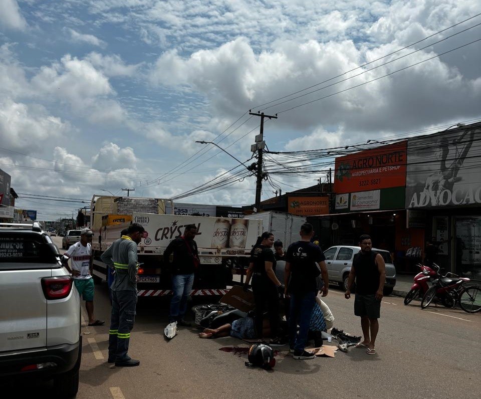 Motociclista bate na traseira de caminhão e fica em estado grave em Porto Velho