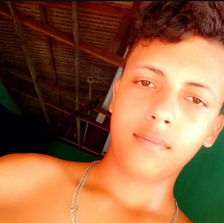 Motociclista morre após bater em máquina pesada parada em rua no interior do Acre