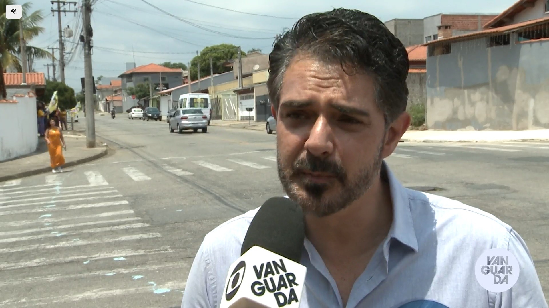 Santinhos em comércio e conversa com moradores: veja como foi a quarta-feira (16) dos candidatos à Prefeitura de Taubaté, SP