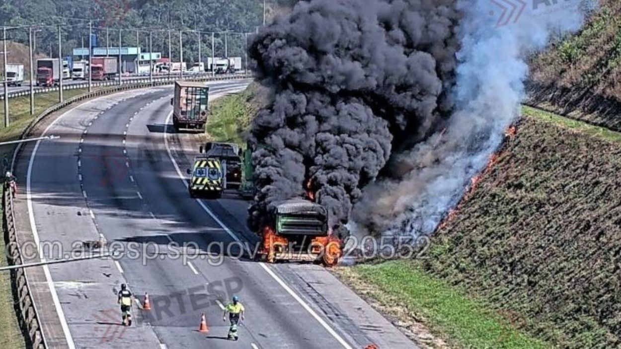 Carreta entra em chamas no Rodoanel Mário Covas