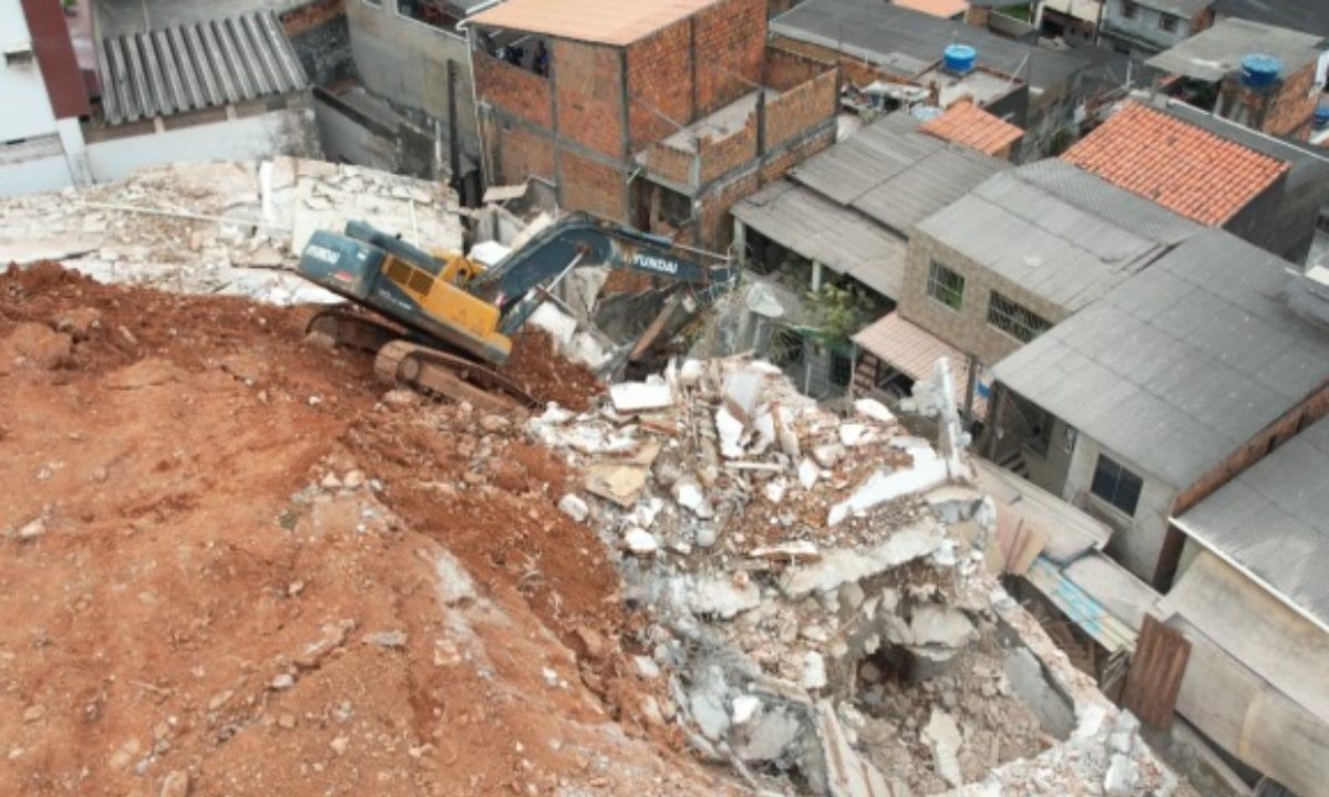 Operador de escavadeira fica ferido após desabamento em Salvador; quatorze famílias foram orientadas a sair de casa 