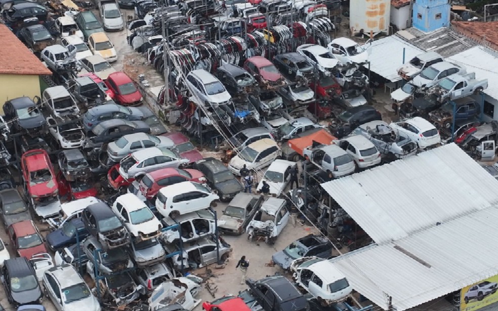 Carros desmanchados e empilhados para a comercialização de pelas, na Vila Canaã — Foto: Reprodução/TV Anhanguera