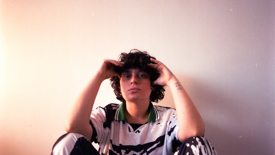 Ana Frango Elétrico encerra ciclo com single em que recicla tema de Marcos Valle e registra música inédita autoral -
