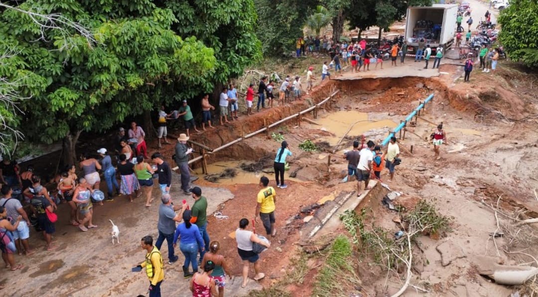 Água começa a baixar e bairro do AC que poderia ter 'ido' para a Bolívia continua no Brasil