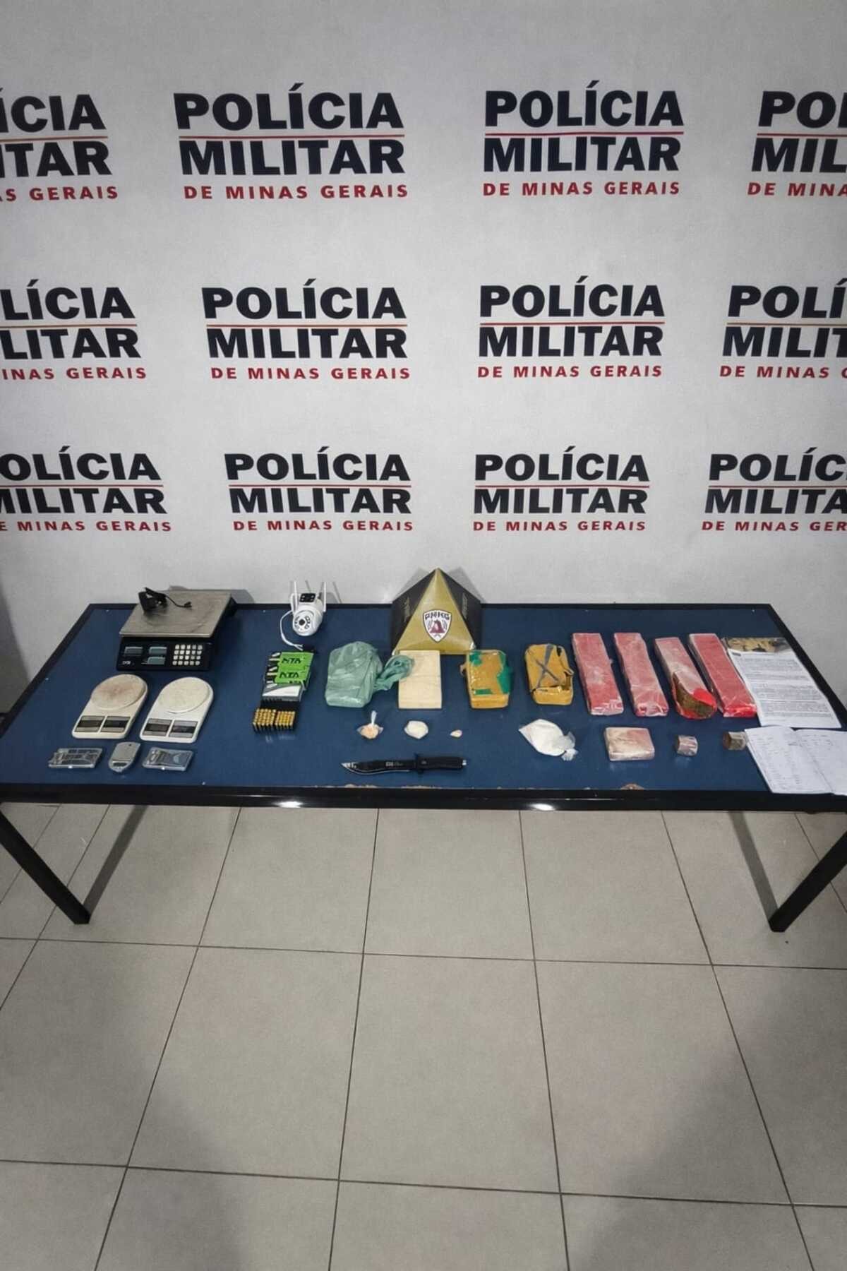 Após ser flagrado avançando placa de parada obrigatória, motorista é perseguido pela PM e acaba preso com drogas e munições em Montes Claros