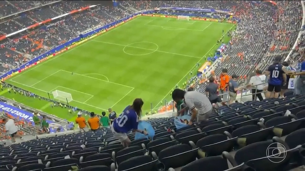 Torcida japonesa repete tradição e limpa arquibancadas após empate na Copa do Mundo — Foto: Jornal Hoje