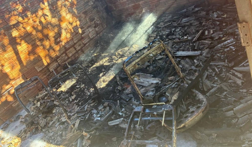 Incêndio atinge residência e destrói veículos estacionados em Euclides da Cunha Paulista (SP) — Foto: Pontal News/Imagem Cedida