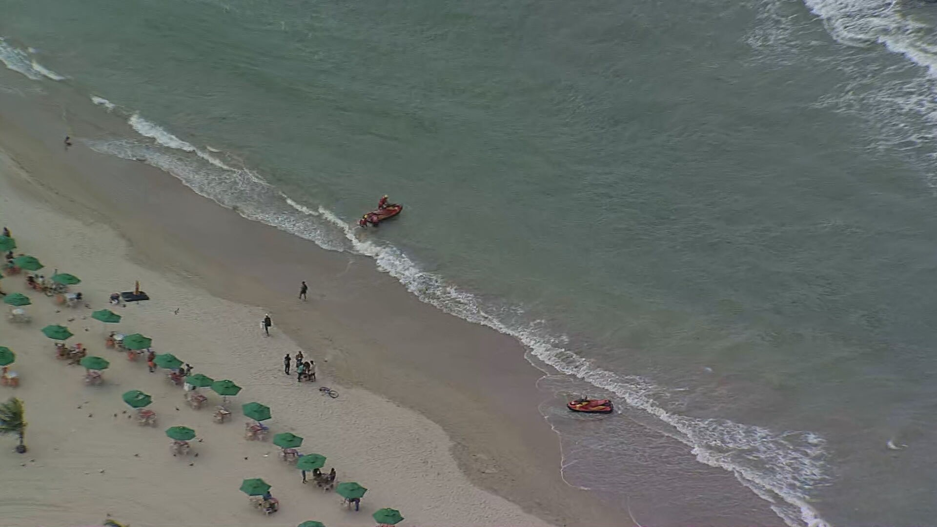 Bombeiros encontram corpo de homem que se afogou na praia do Pina, na Zona Sul do Recife