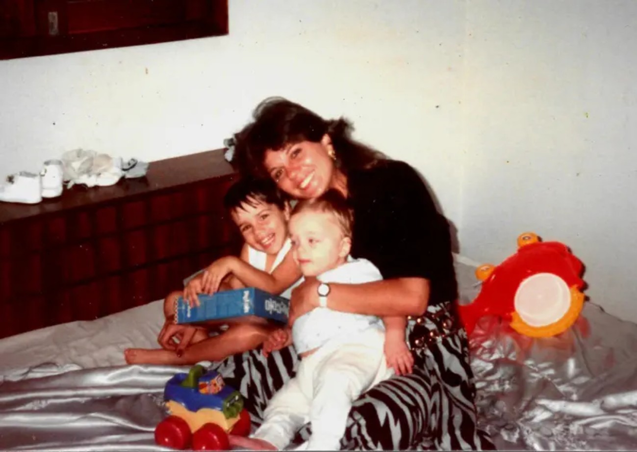 'O feminicídio gera órfãos como eu todos os dias': como irmãos que viram mãe ser assassinada e foram baleados pelo próprio pai lutaram durante 20 anos por Justiça