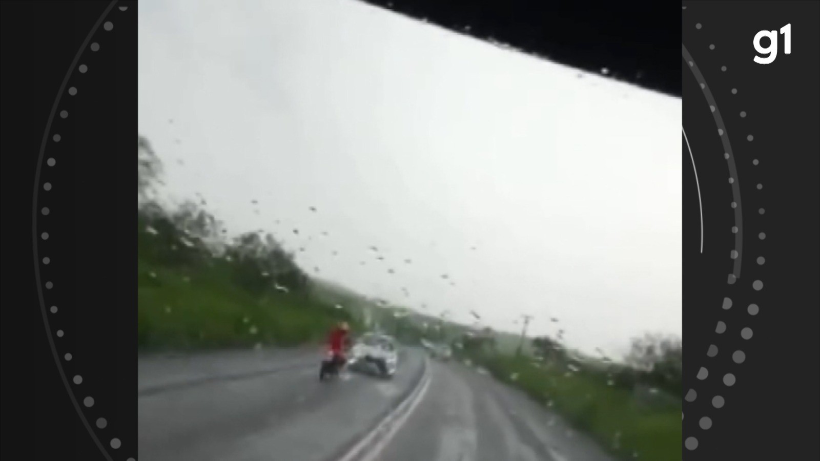 Motorista filma momento em que motociclista invade contramão e bate de frente com carro na BA