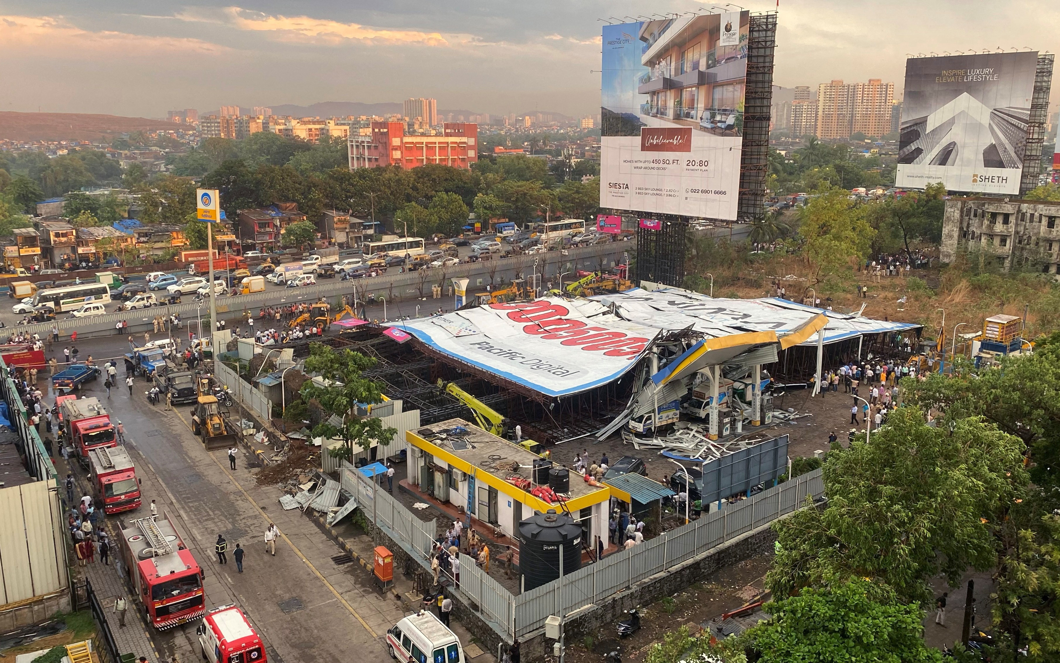 Outdoor gigante despenca por conta de chuva forte em Mumbai, na Índia, mata 8 e deixa 40 presos em ferragens