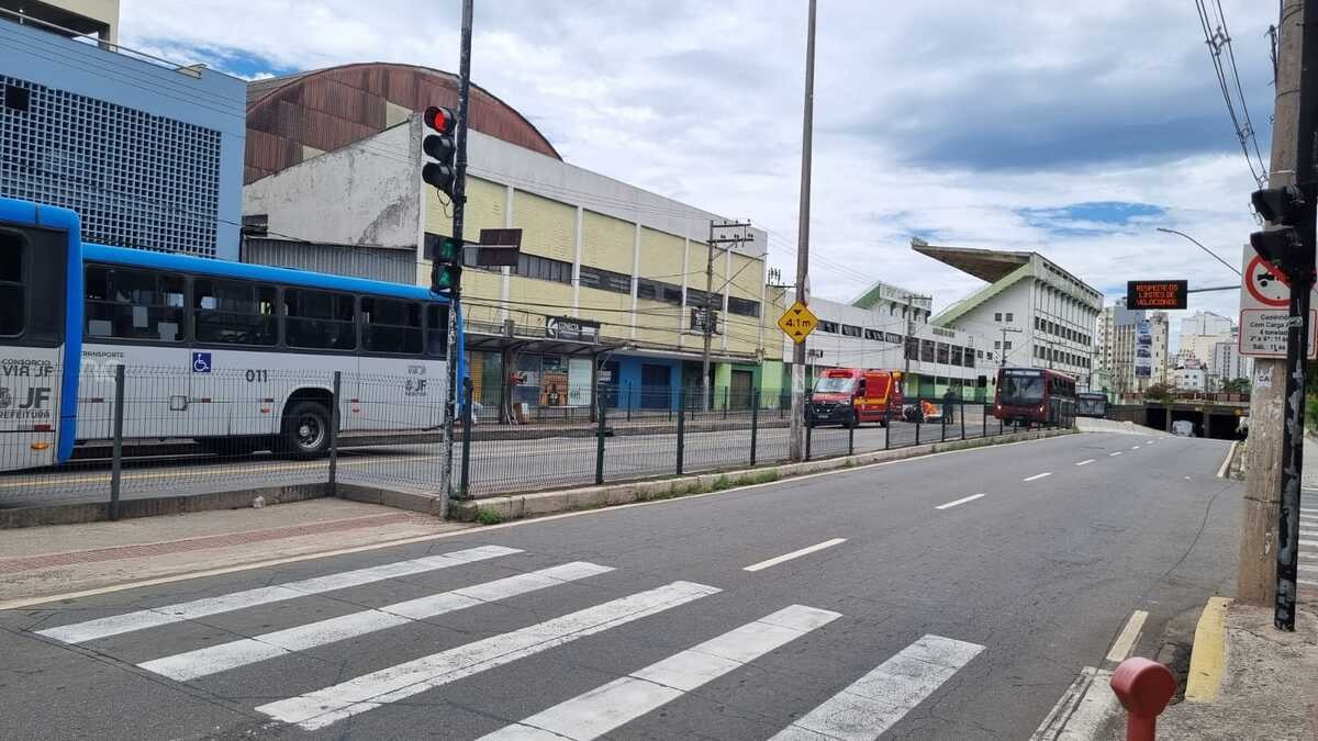 Pedestre é atropelado por ônibus na Avenida Rio Branco, em Juiz de Fora
