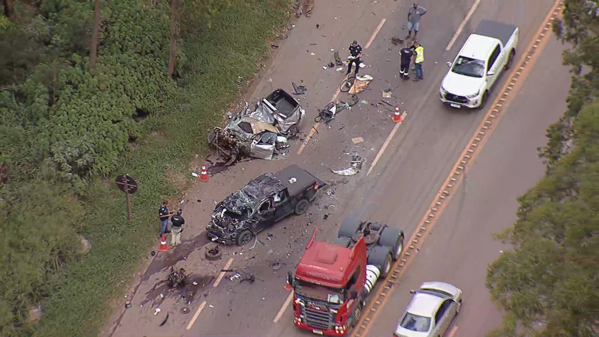 Acidente entre carros e carreta deixa um morto e quatro feridos na BR-040, na Grande BH