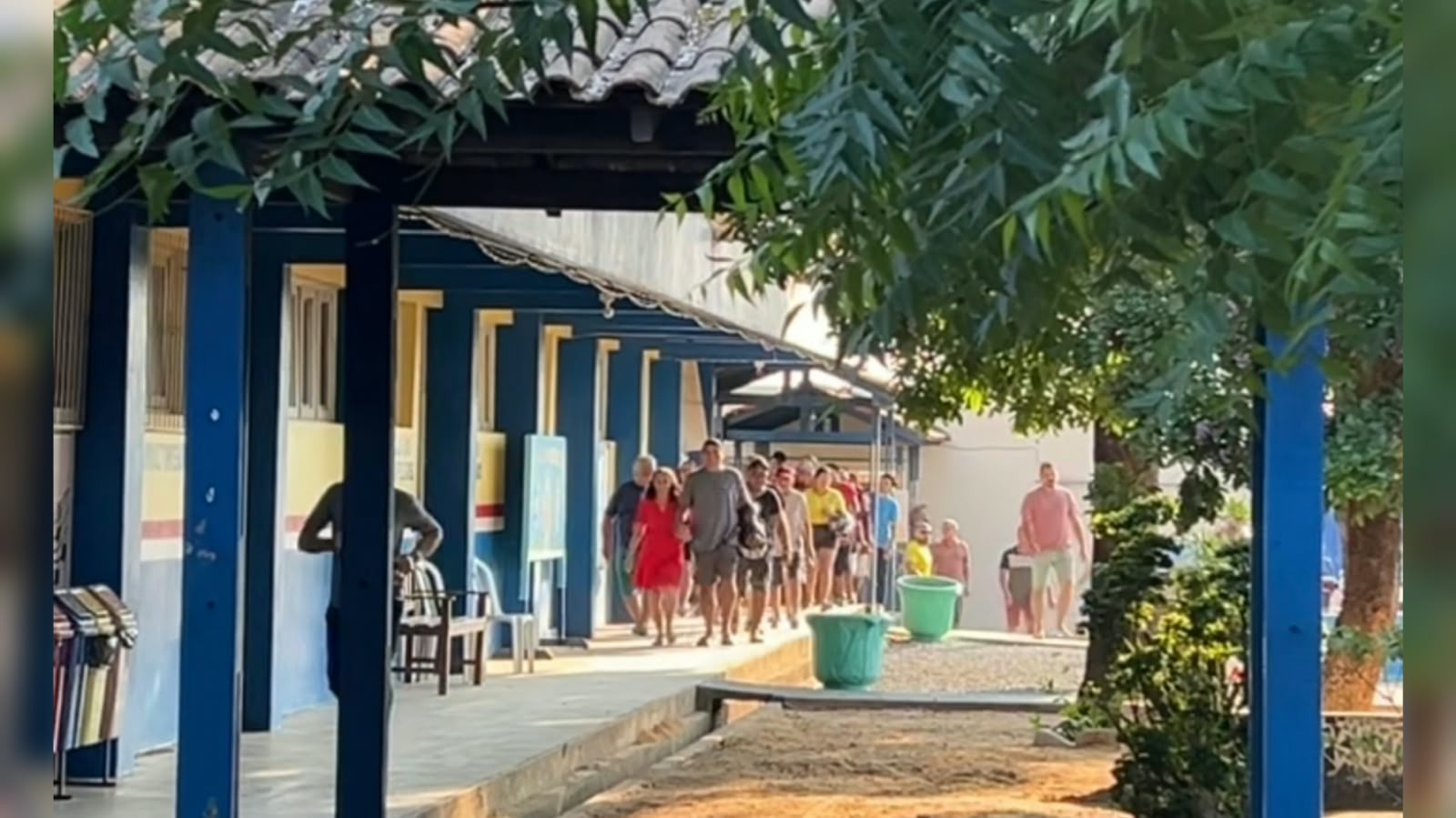 Abertura de portões no maior colégio eleitoral de Santarém tem correria de eleitores; VÍDEO