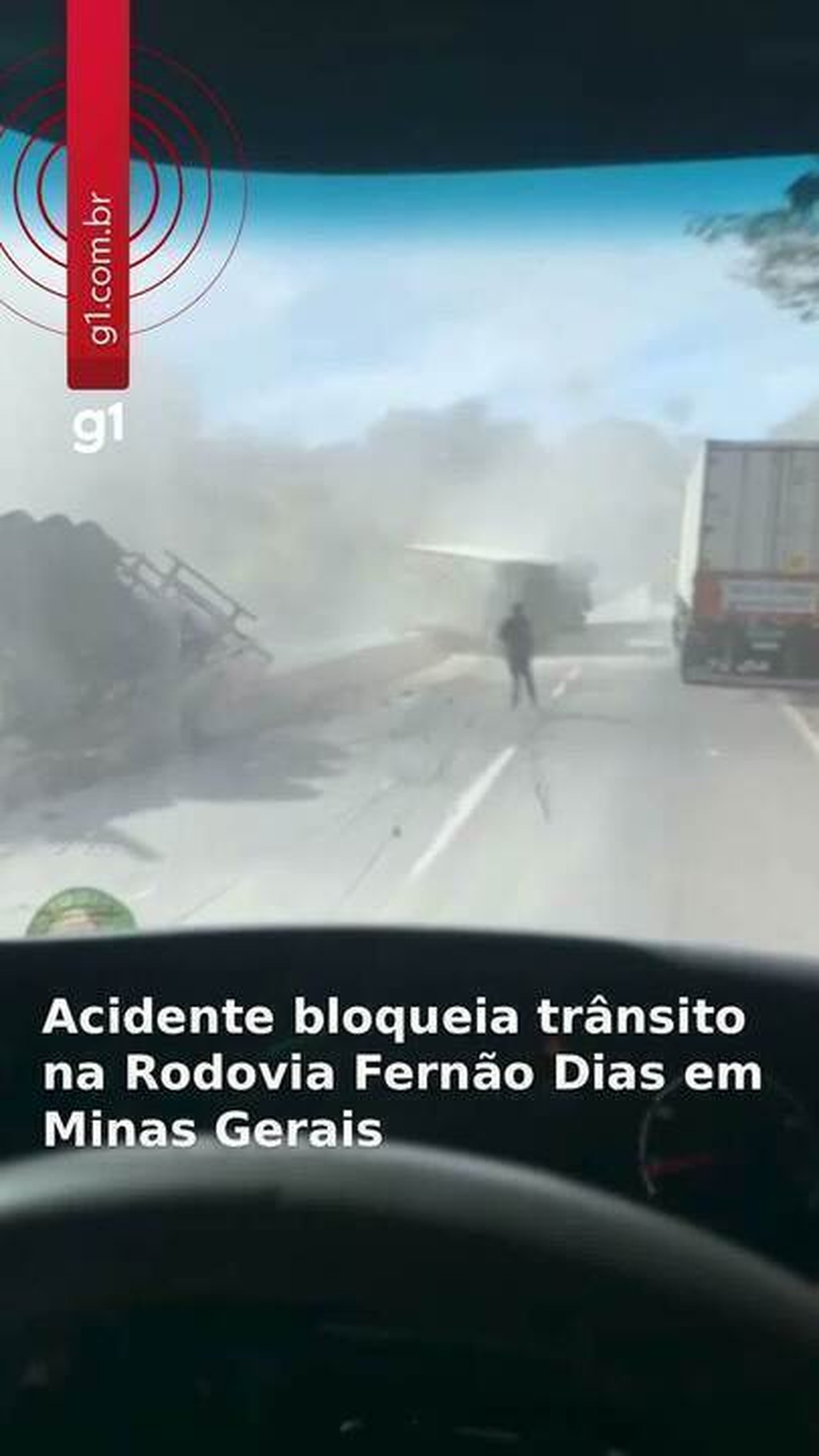 Carreta bitrem tomba e interdita faixas nos dois sentidos da Fernão Dias