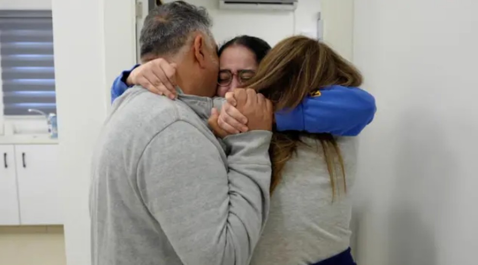 Liri Albag abraça seus pais. — Foto: Reuters via BBC