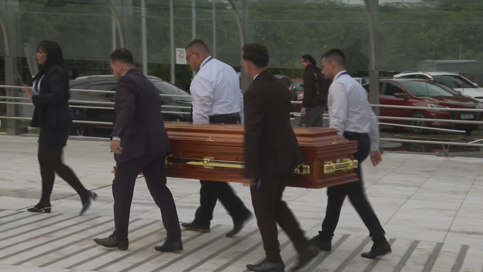 Caixão com o corpo de Agnaldo Rayol chega à Alesp para o velório público na manhã desta terça-feira (05). — Foto: Reprodução/TV Globo
