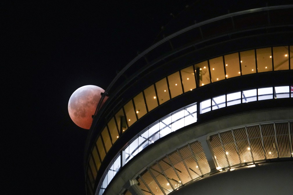 Lua vista atrás da CN Tower durante eclipse lunar total em Toronto, no Canadá — Foto: Arlyn McAdorey/Reuters