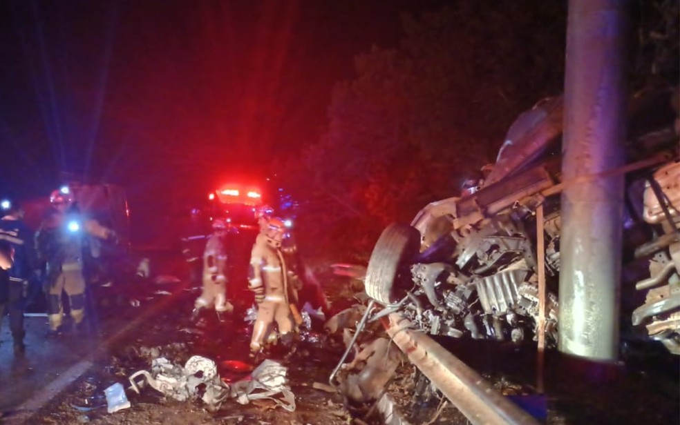 Acidente entre fiorino e caminhonete, na BR-251 — Foto: Divulgação/Corpo de Bombeiros