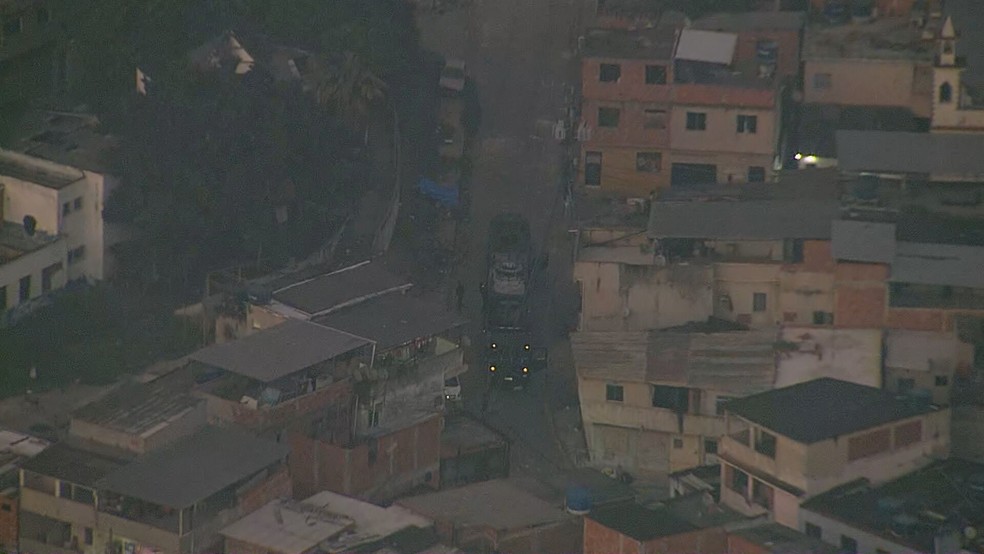 Veículo blindado que foi incendiado por criminosos foi retirado da comunidade do Bateau Mouche — Foto: Reprodução/ TV Globo