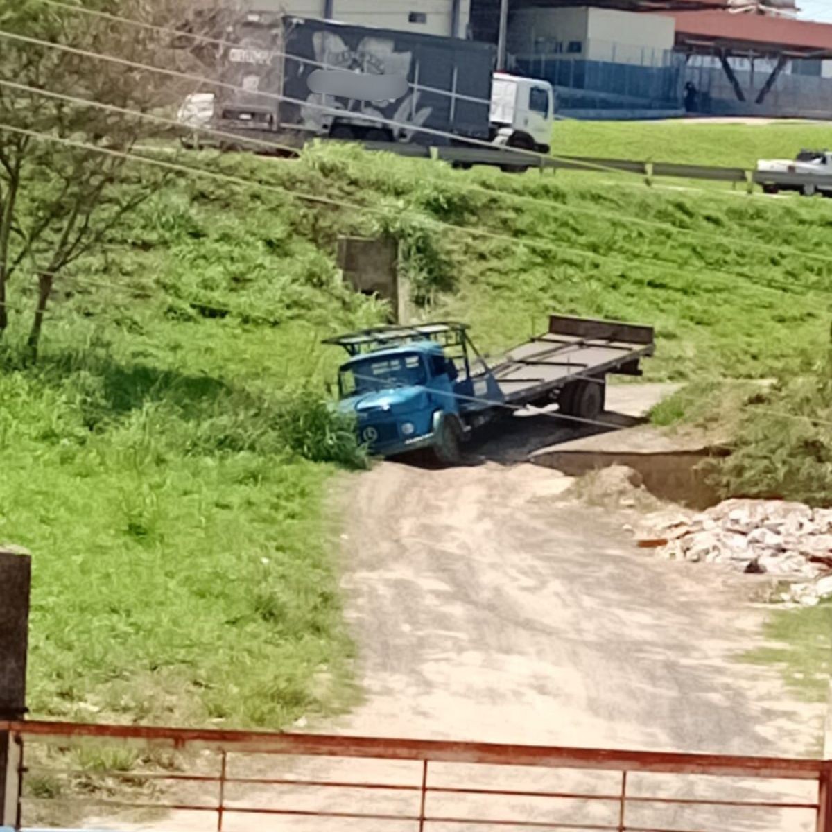 Cratera em acesso de rodovia acumula lixo e coloca motoristas em risco em Monte Mor