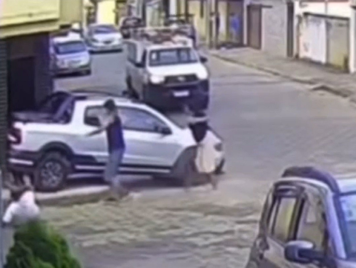 VÍDEO: Caminhonete em marcha à re desgovernada atinge pedestres e mata uma idosa em MG 