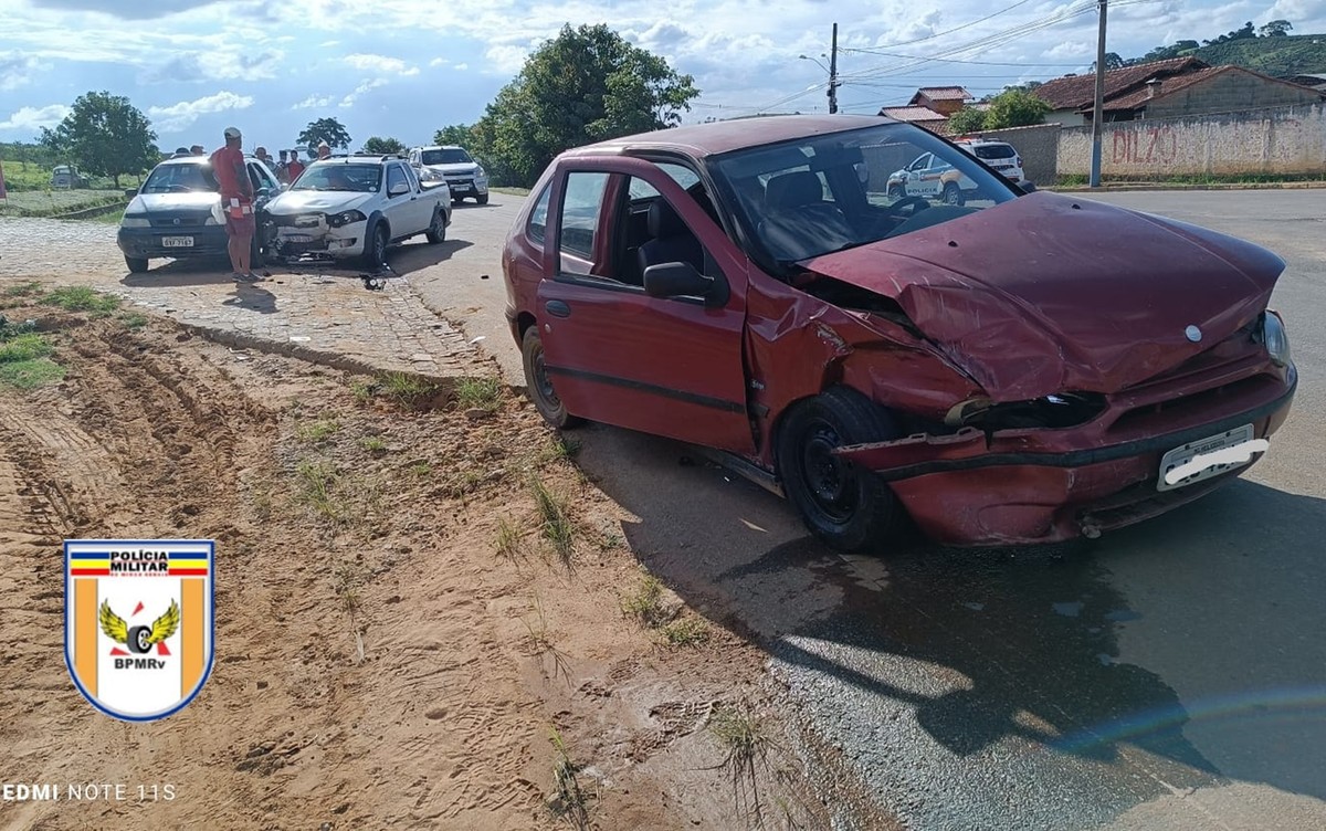 Batida Entre Três Veículos Deixa Duas Pessoas Feridas Na Amg 1050 Em Heliodora Mg Sul De 