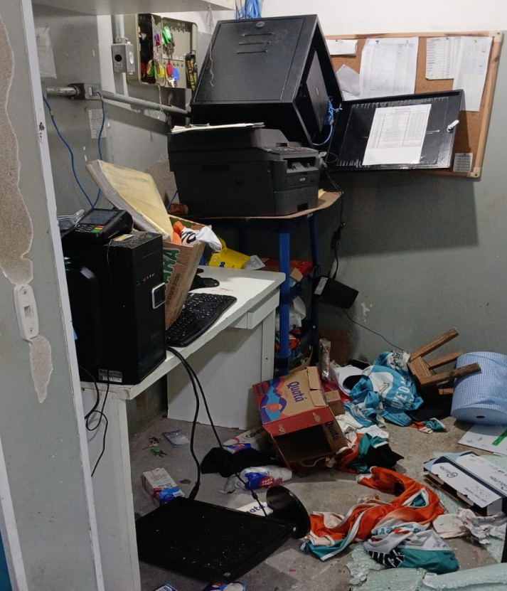 Criminosos invadem supermercado e furtam bebidas em Piquete, SP