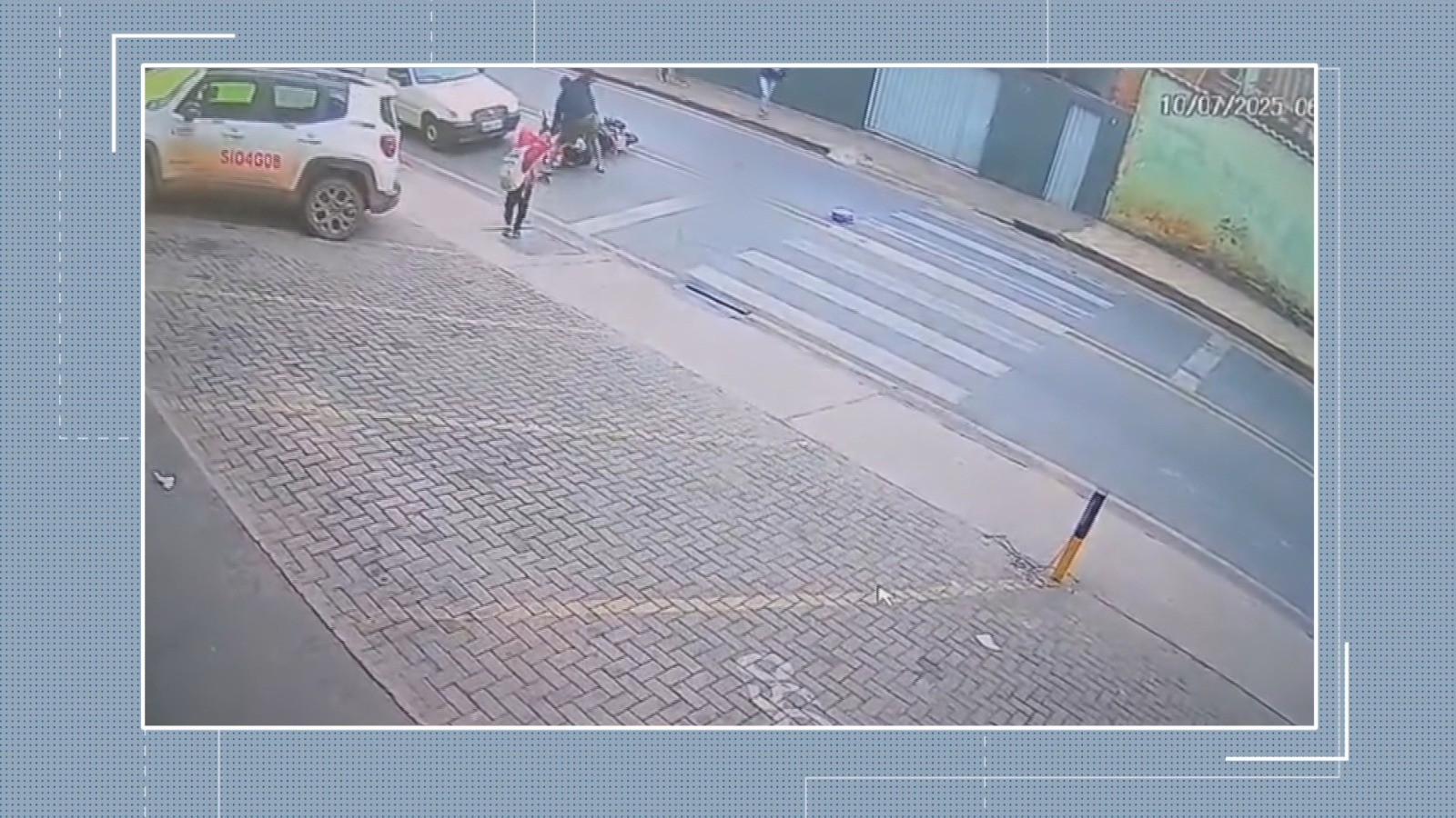 Mulher é agredida após atropelar criança na faixa de pedestres; VÍDEO