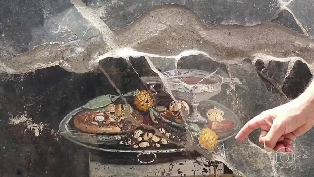Pintura de pizza 'ancestral' é encontrada em ruínas de Pompeia, na Itália; veja vídeo 