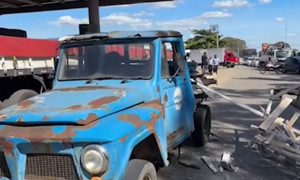 Uma pessoa morre e duas ficam feridas após acidente na Bahia — Foto: Reprodução/TV Sudoeste