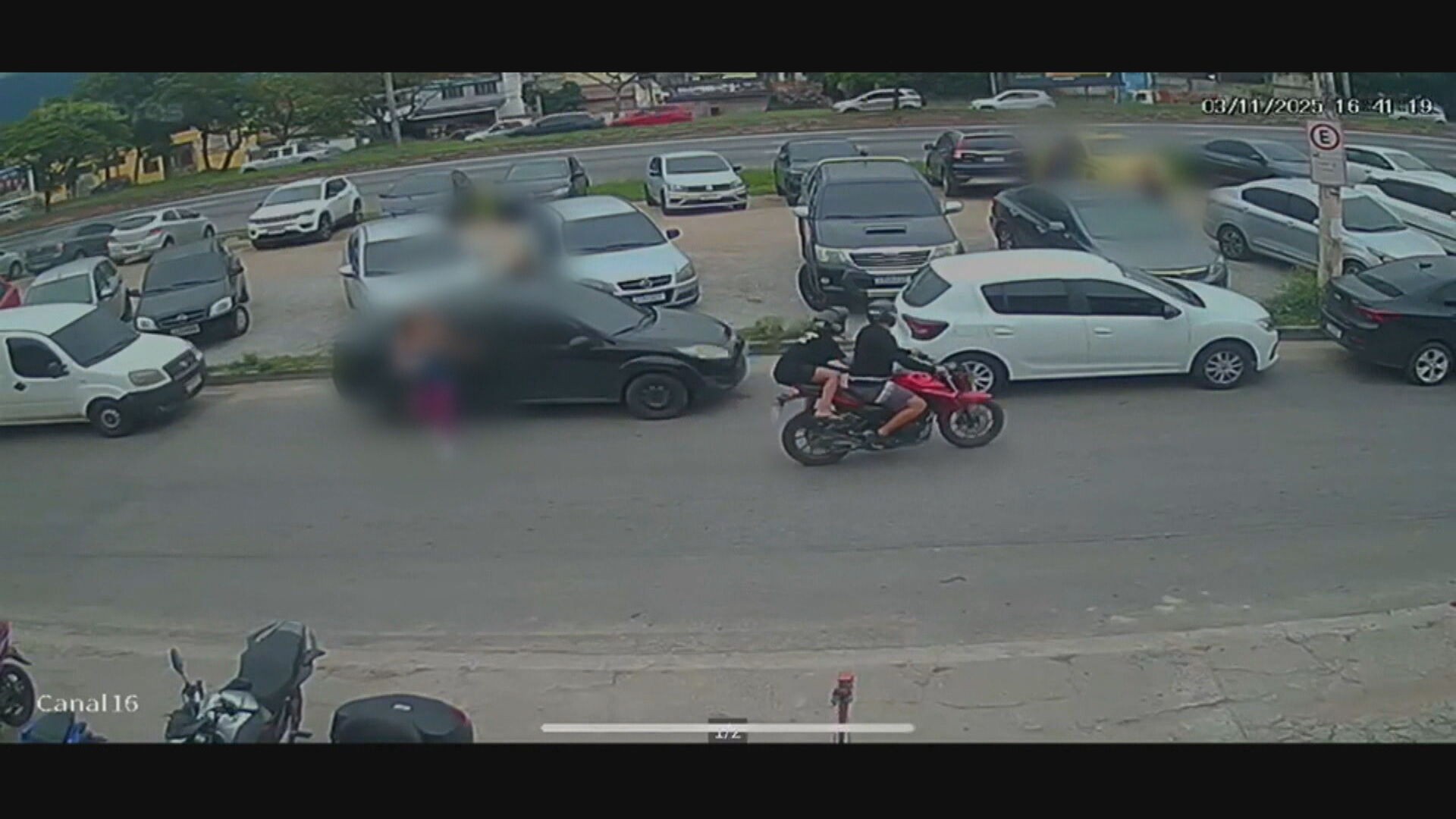 Câmera registra ataque a homem na saída de academia em Bangu; VÍDEO