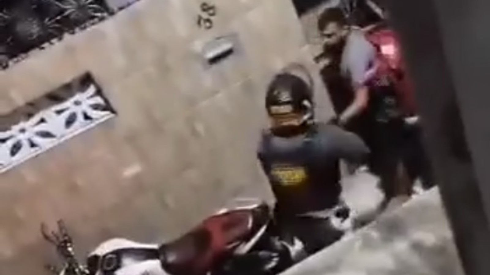 VÍDEO: Policial agride entregador com soco e golpes de capacete durante abordagem em Fortaleza