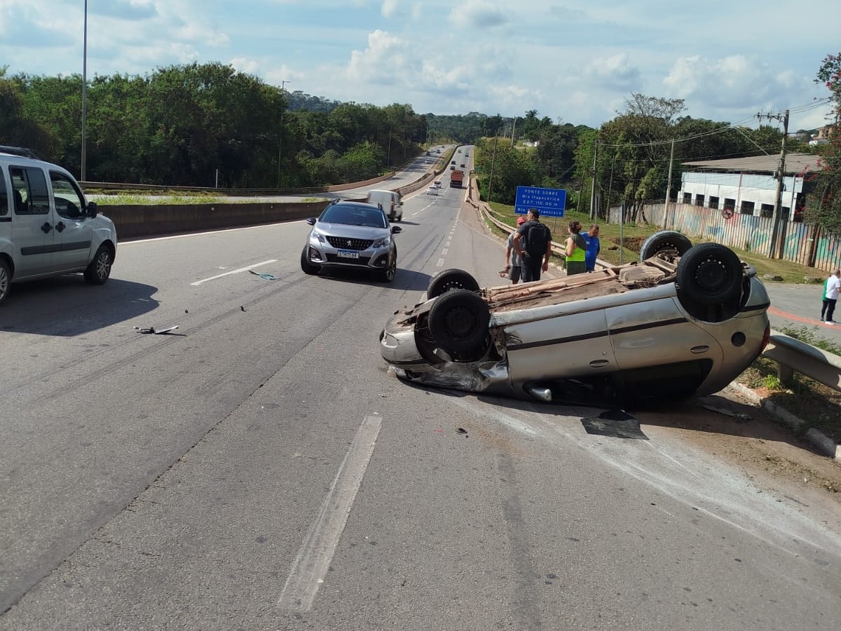 Dois acidentes na MG-050 em Divinópolis deixam quatro feridos