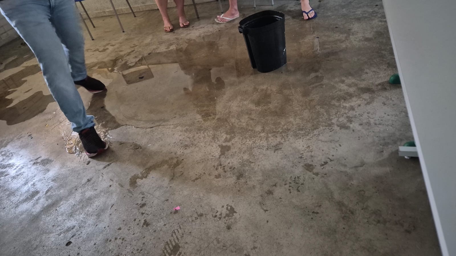 Chuva em BH deixa local de votação sem luz, alaga ruas, destelha imóveis e derruba árvores; uma pessoa é procurada por bombeiros