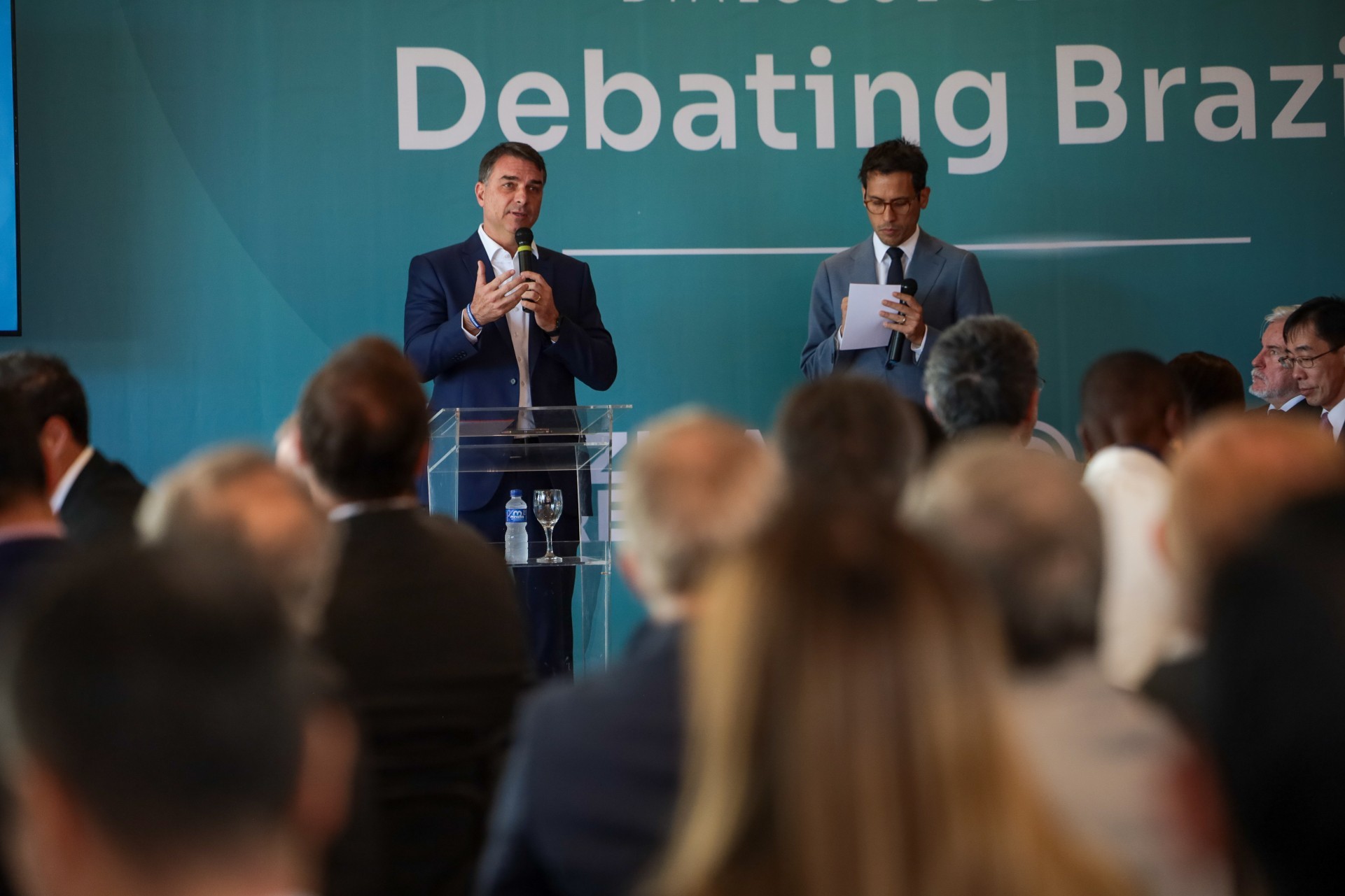 Flávio Bolsonaro faz alegações infundadas sobre urnas eletrônicas em evento internacional