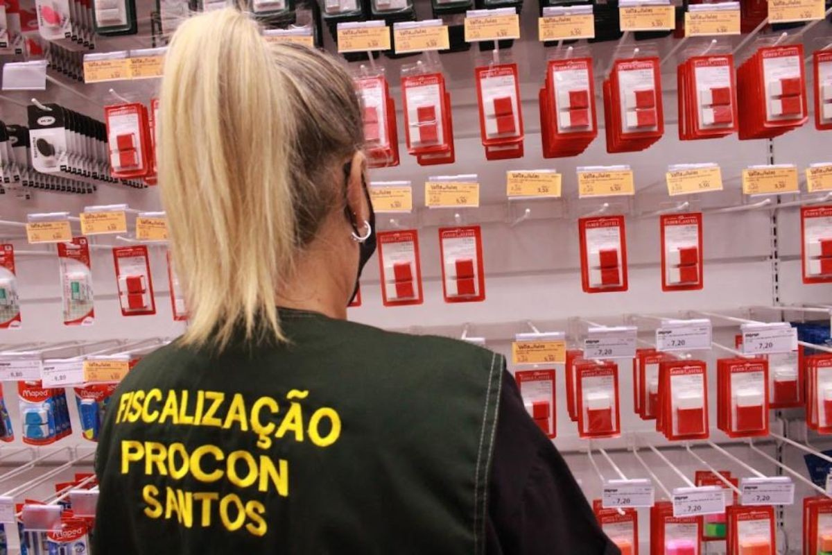Procon alerta os pais sobre itens pedidos no material escolar; veja o que pode ou não 