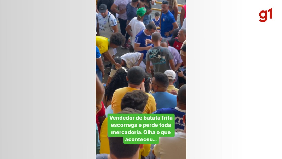 VÍDEO: torcedores fazem 'vaquinha' e ajudam vendedor de batata frita que perdeu mercadoria após cair em escada em estádio