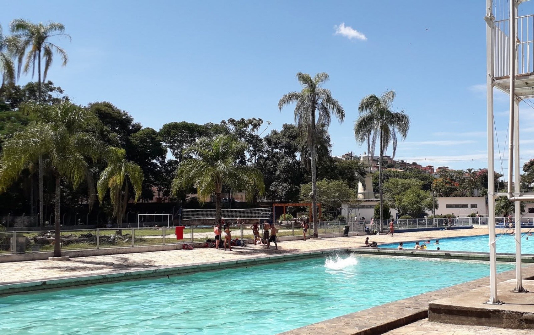Menino de 12 anos morre após se afogar em piscina interditada de parque público em MG