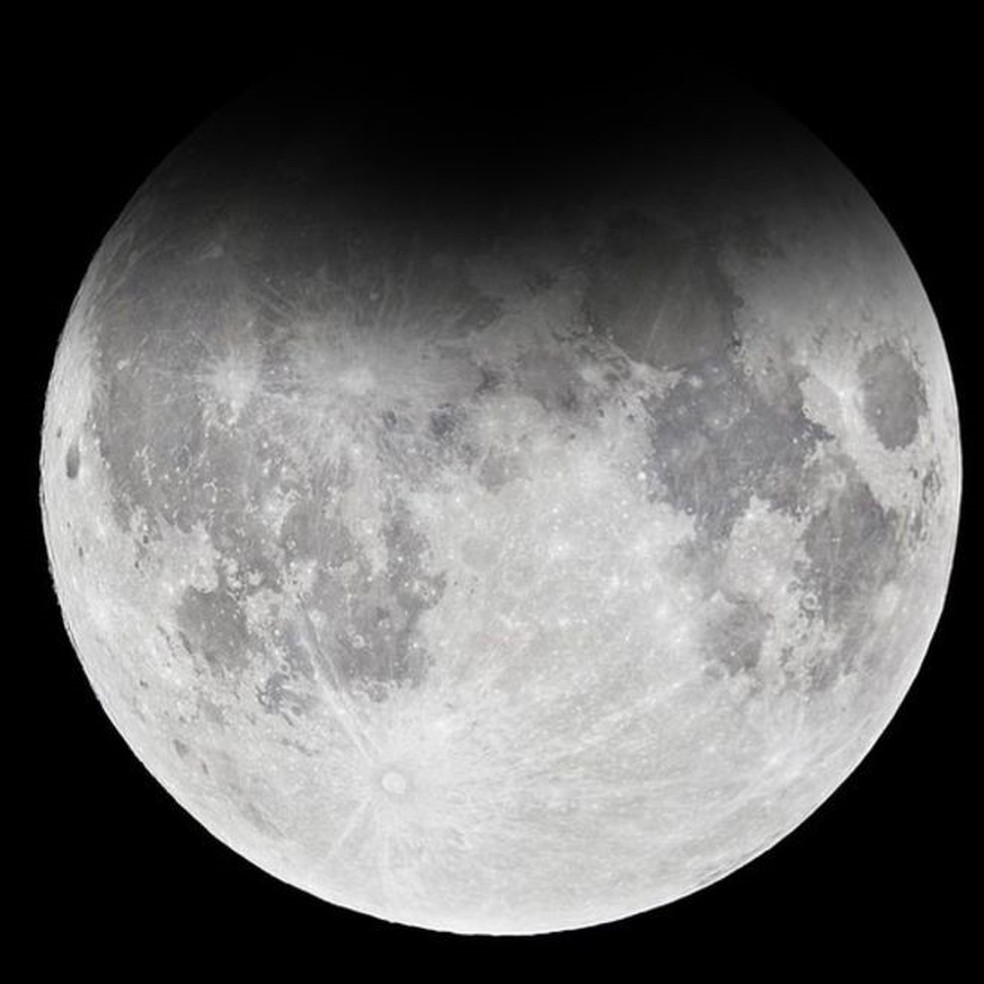 Segundo o Observatório Nacional (ON), a Lua mergulhará totalmente na penumbra, mas apenas 6% de sua superfície será coberta pela umbra, resultando em uma pequena porção do satélite que ficará "mordida". — Foto: NASA