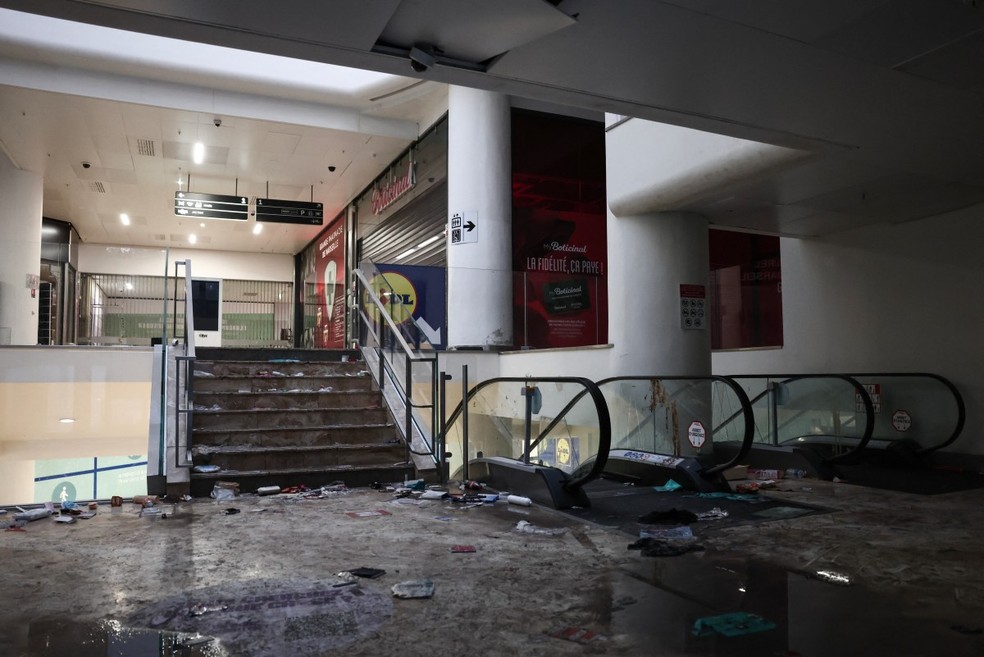 Centro de compras cheio de detritos após protestos em Marselha, no domingo (18). — Foto: THIBAUD MORITZ/AFP
