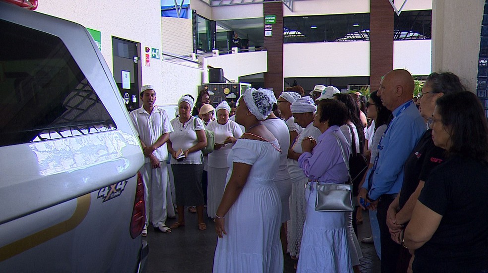 Familiares e amigos se despedem do historiador Paulo Nascimento. — Foto: Reprodução/ TV Sergipe