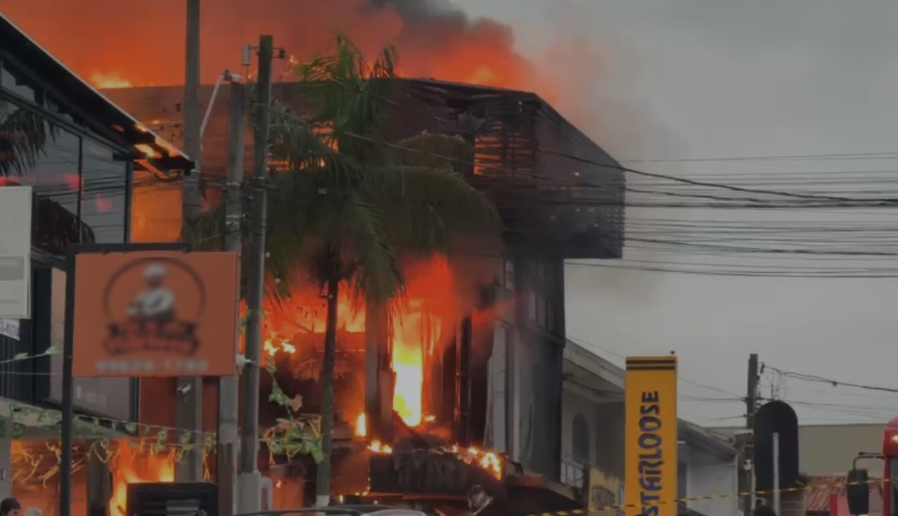 Loja pega fogo em Curitiba, população aciona bombeiros, mas caminhão com 25 mil litros de água se envolve em acidente e não chega ao local