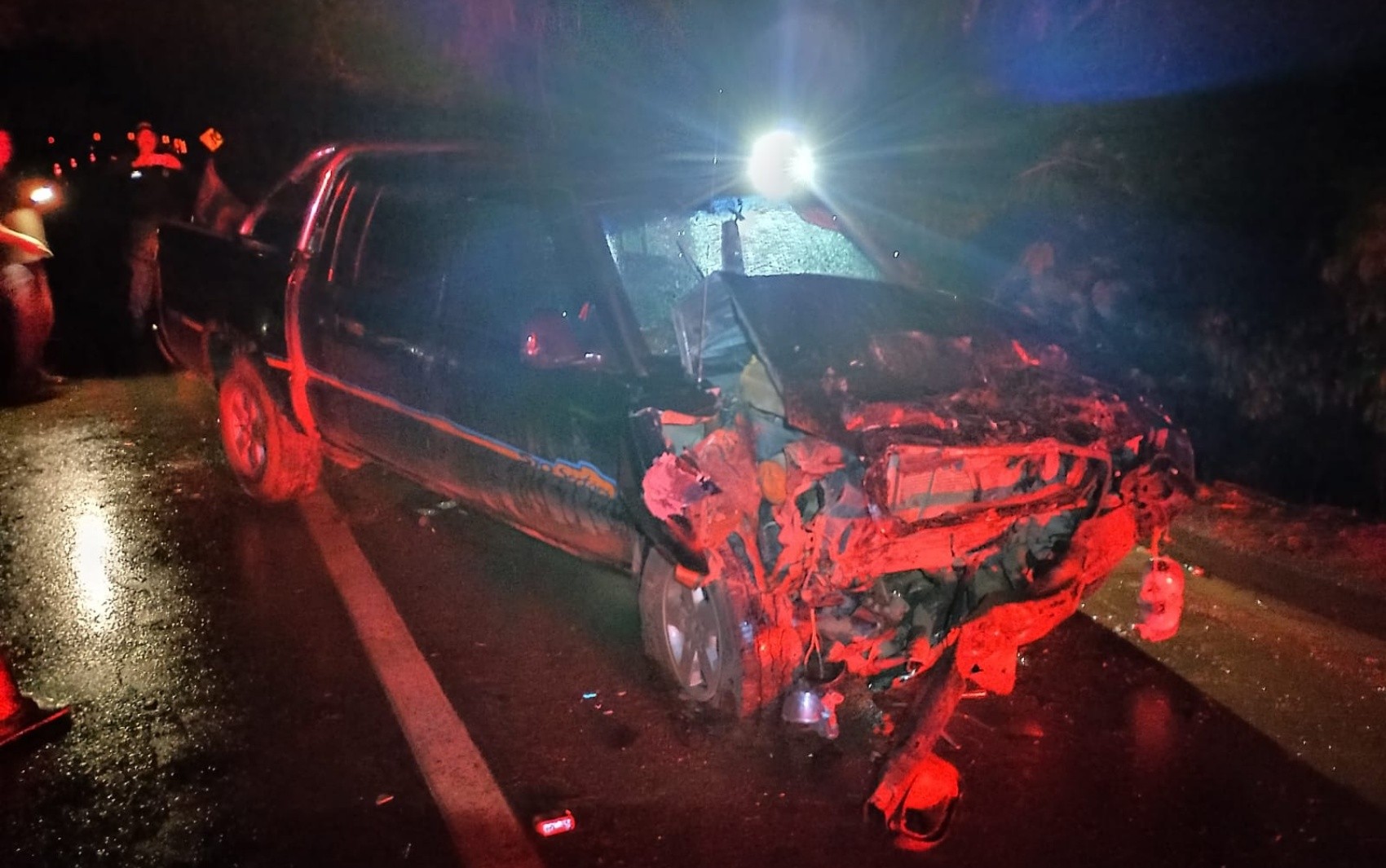 Cinco pessoas ficaram feridas em um acidente entre dois carros na BR-459, em Caldas, MG