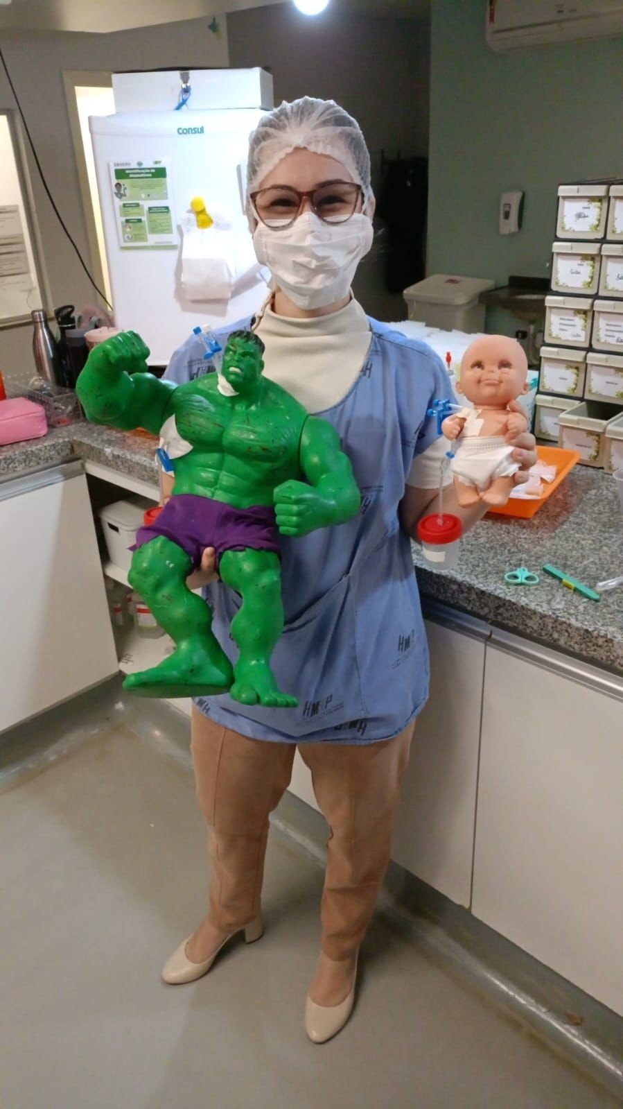 
Equipe médica 'opera' boneca para ajudar criança autista a superar medo de hospital; Veja vídeo