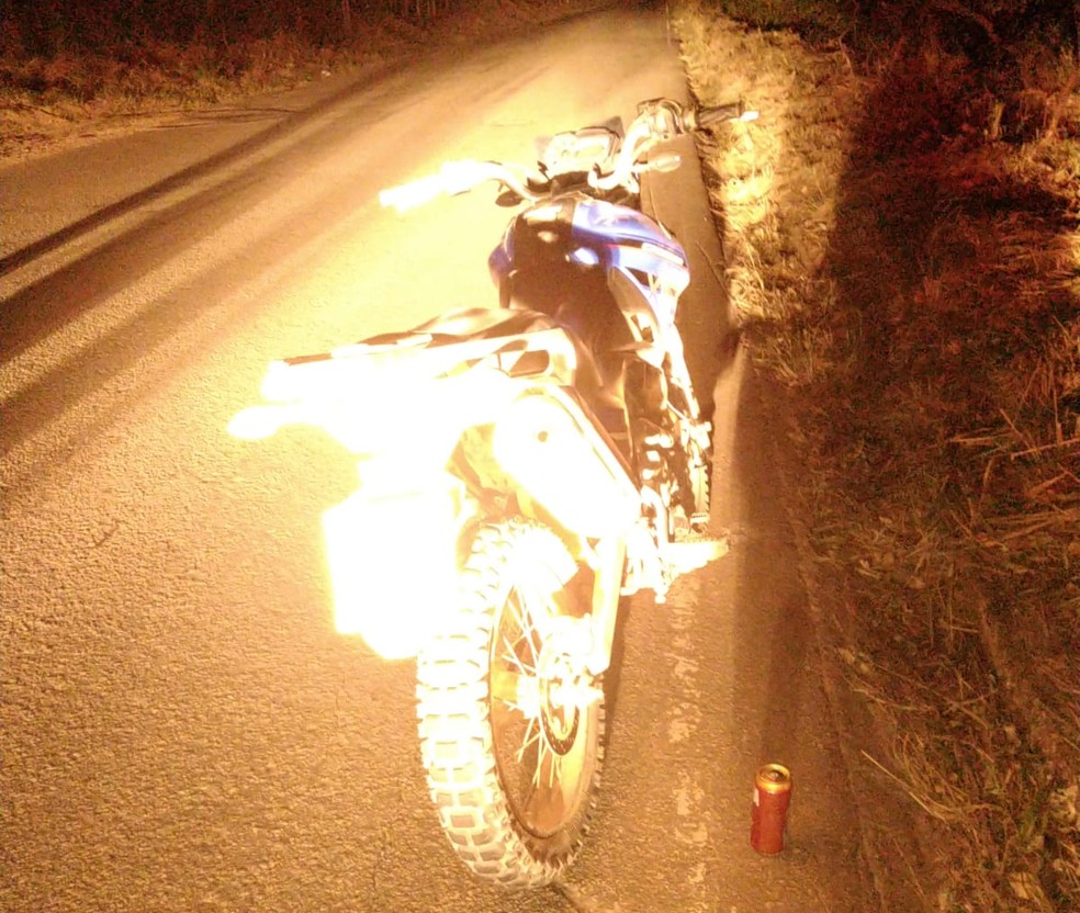 Dupla furta moto de prefeitura para ir a clube de strip-tease — Foto: Polícia Militar