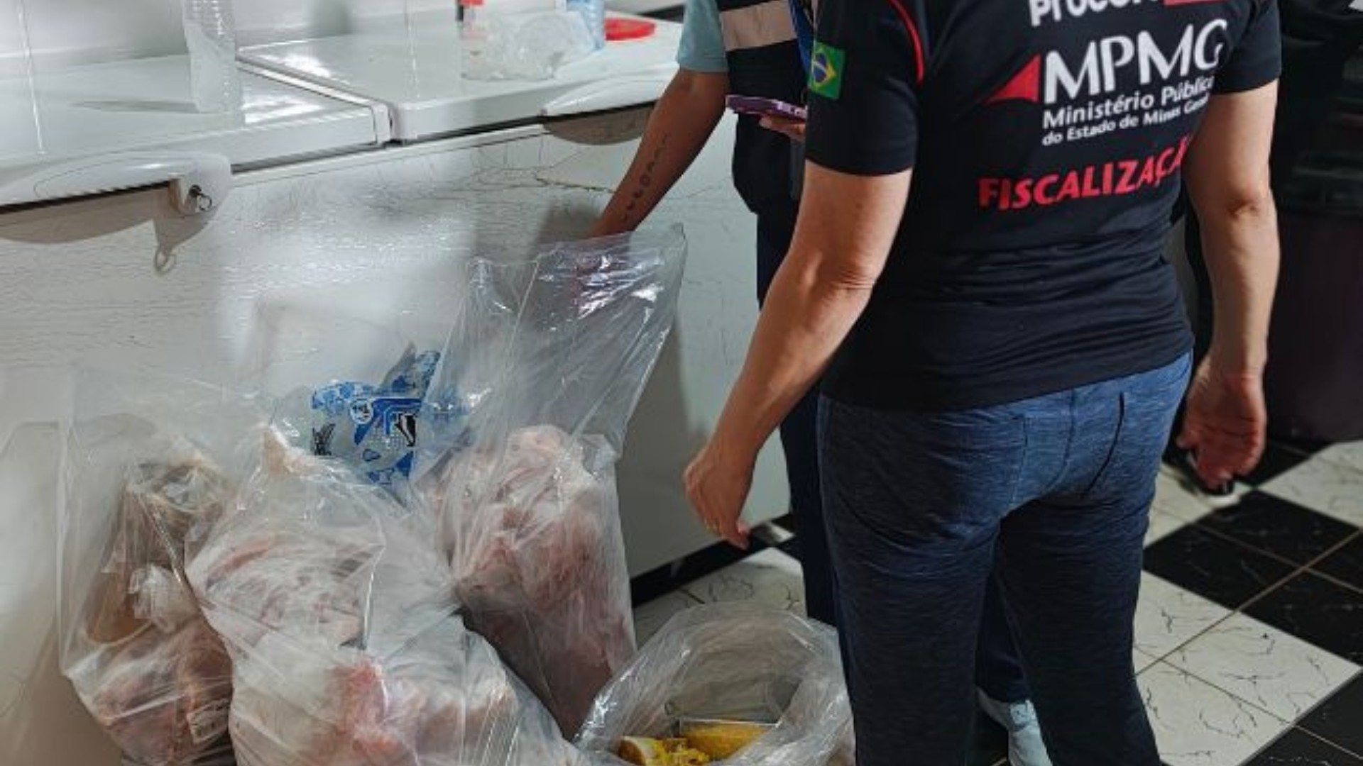 Quase meia tonelada de alimentos impróprios é recolhida em operação do Procon em Araguari