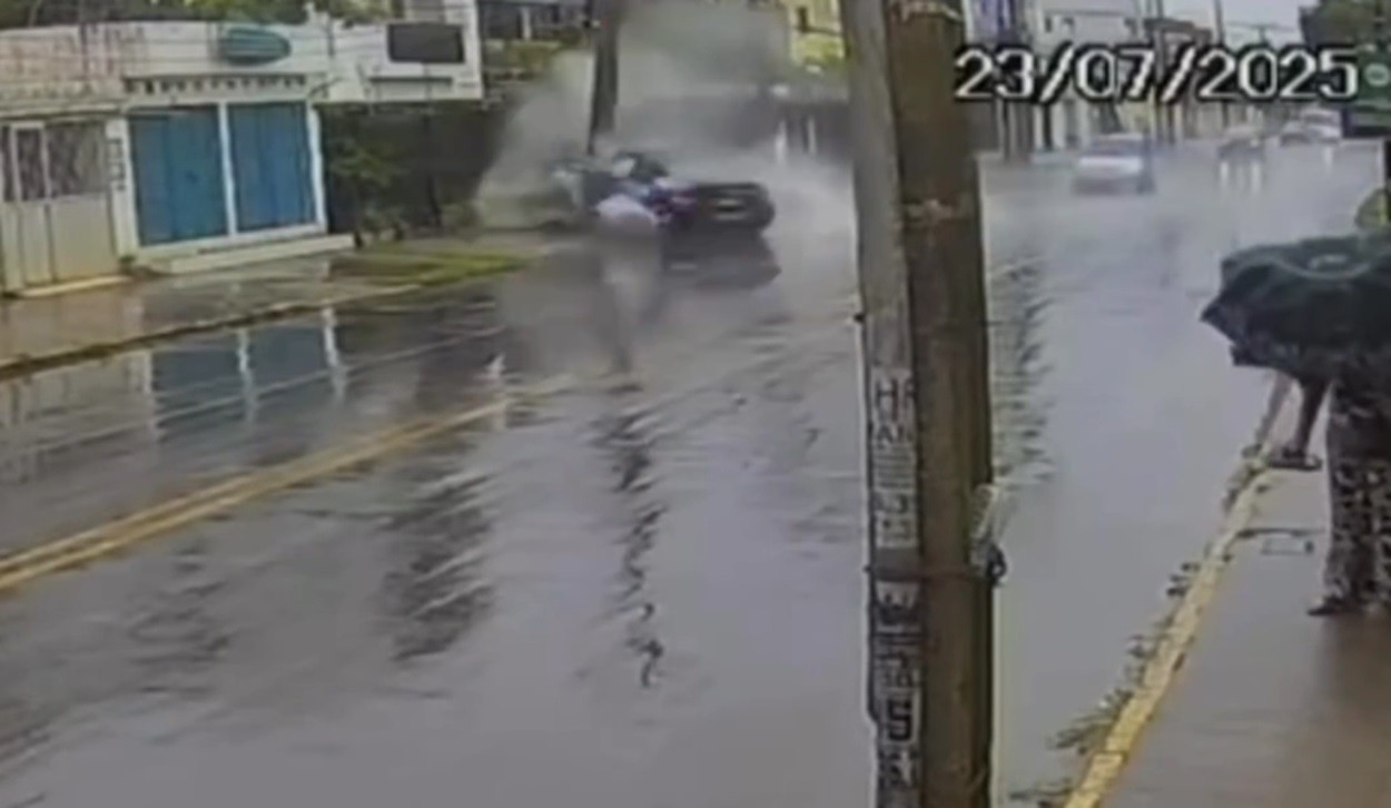 Carro de luxo do influenciador Galeroso gira em pista molhada, derruba poste e fica destruído; VÍDEO