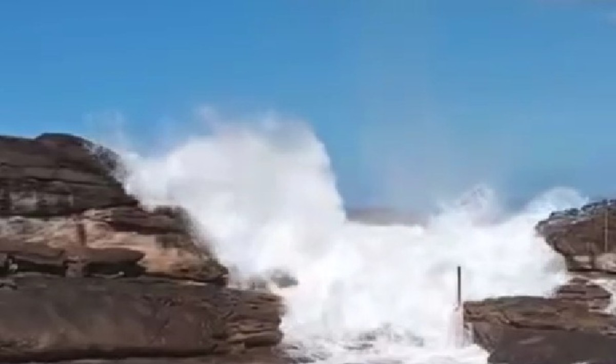 VÍDEO: Ressaca do mar assusta banhistas em Trindade, em Paraty