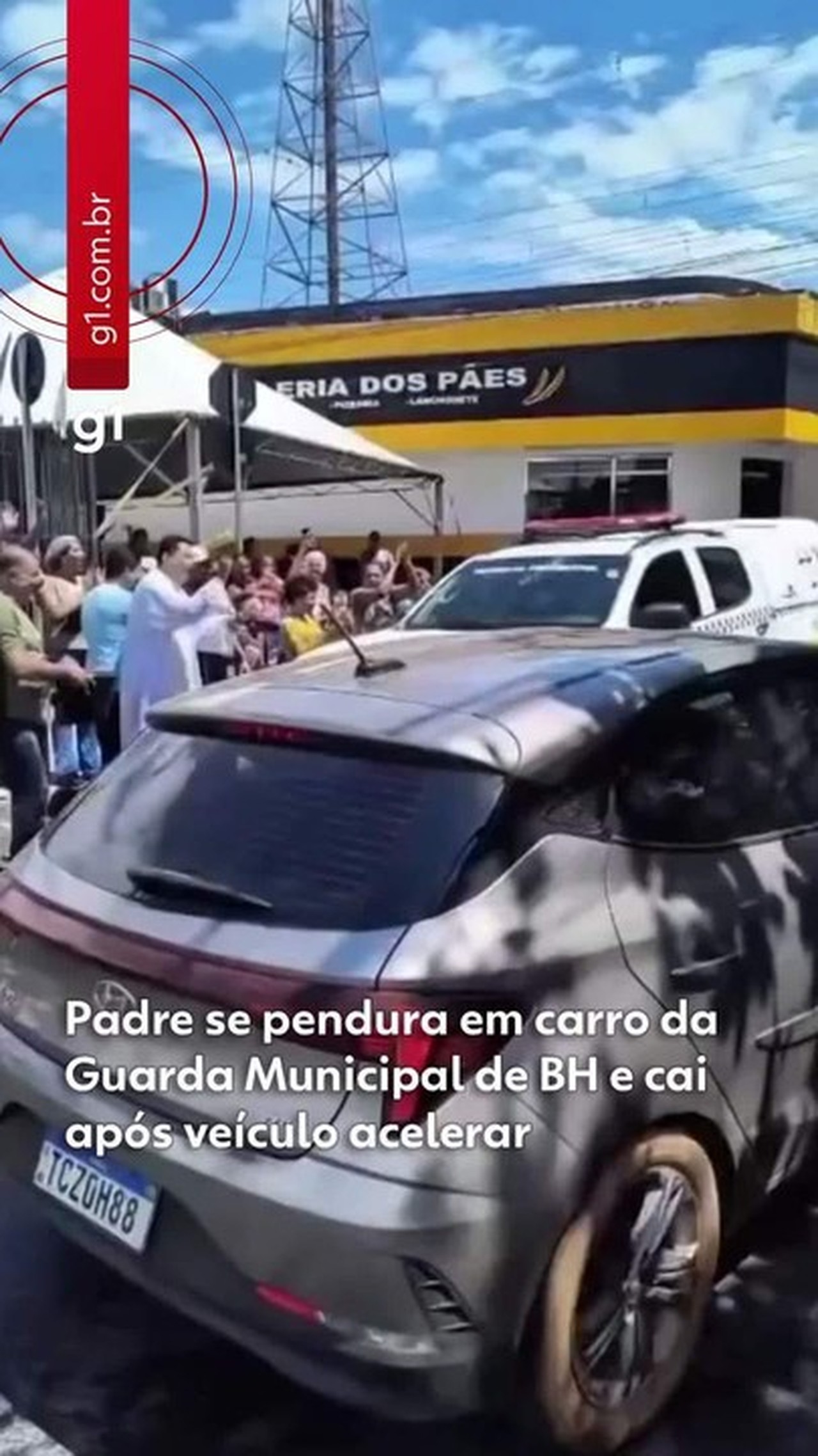 Padre se pendura em carro da Guarda Municipal de BH e cai no chão após veículo acelerar; VÍDEO